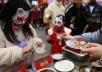 元宵节重庆现“麻辣汤圆” 市民游客可以免费领取