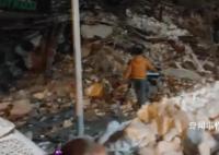 直击土耳其7.8级地震救援现场 电力设施遭到破坏当地民众在黑暗中救援