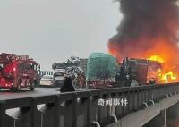 许广高速车祸亲历者讲述逃生过程 事发地两公里外还在堵车