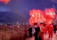 广东河源万人追龙场面震撼 祈福新年风调雨顺美好如意