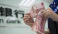女子银行存5万被要求出具收入证明 直接抽了100元出来存49900元几分钟就搞定了