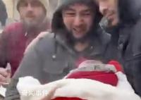 土耳其一男子怀抱死去婴儿痛哭 余震不断都给搜救工作增加了难度
