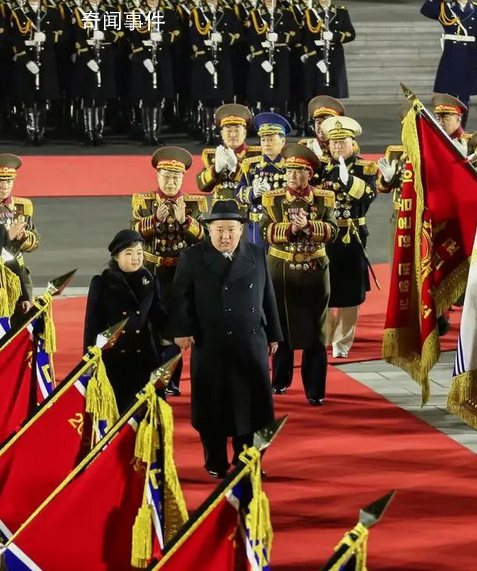 朝鲜阅兵现场曝光 金正恩携女亮相