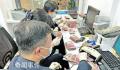 女子将25万现金放到发霉 三四百元无法兑换
