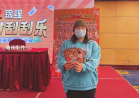 女生1小时狂刮594张彩票中7170 刮完彩票后直呼太累了
