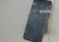 女子手机放枕边突然冒烟自燃 电池并未发生爆炸