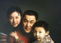 关羽陆树铭去世百天 妻子晒全家福