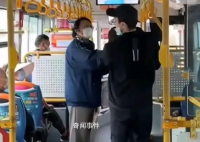 老人公交不落座小伙质疑后互殴 是什么原因造成的