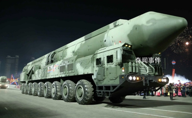朝鲜阅兵首次公开新型洲际弹道导弹 金正恩携女儿视察仪仗队