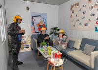 核酸采样亭被改造成骑手加油站 冷了取暖累了歇脚