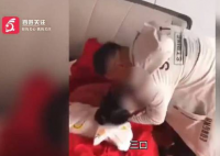 新娘被多名男性亲友吻脸拍打屁股 让人觉得有点不适