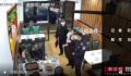 顾客烤鱼店吃饭头发被火苗点燃 这位客人没有受伤