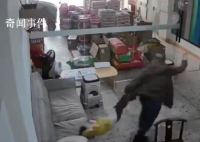广东地震瞬间:家长倒提着孩子就跑 