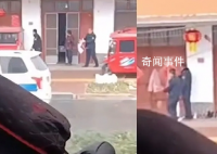 城管沿街挨家挨户撕春联 引发网友热议