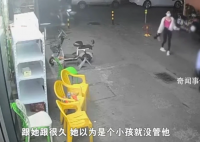 广州一女子疑被小孩当街袭胸 袭胸者目前暂未找到