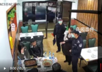 顾客烤鱼店吃饭头发被火苗点燃 这位客人没有受伤