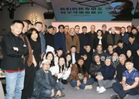 何平导演追思会众星现身送别 追思会在北京举行