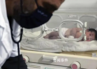 废墟中出生女婴将被叔祖父接走 数千人曾想收养