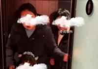 两女子带小女孩进男厕反骂推门男子 网友：家长能不能长点心啊
