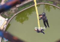 教练称情侣倒挂半空系女生太紧张 男生腾不出手扣安全扣所以就悬挂在上面