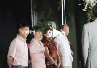 女子婚礼跪谢姑父姑母改口喊爸妈 网友：这种养育之恩太伟大令人感动