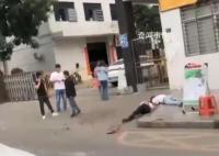 广东东莞一电子厂门口现凶杀案 黑衣男子被警方控制