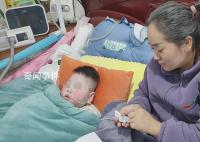 90后白发母亲为2岁病儿买墓地 2年下了26次病危通知