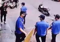 男孩在店铺前写作业书桌被城管收走 网友质疑这样没收是否合理合法