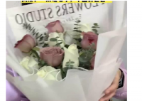 情人节父亲叫跑腿给单身女儿送花 不要为结婚焦虑人生按照自己的节奏过就好