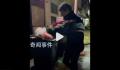 男子垃圾桶旁捡玫瑰送妻子 妻子：结婚了不在乎这