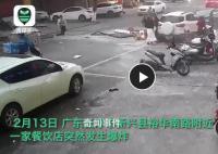 餐饮店爆炸瞬间:门口数人被气浪掀飞