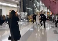 女生挤进人群吃瓜 男友突然出现求婚
