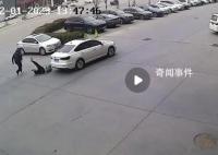 毒贩“狂飙” 民辅警被拖行30多米