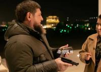 卡德罗夫展示为泽连斯基准备的手枪 以便让后者可以像希特勒一样开枪自杀