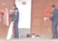 城管沿街挨家挨户撕春联 官方通报