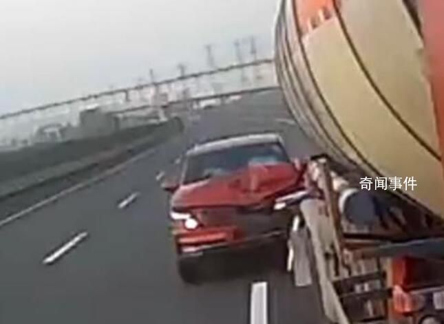 高速醒来车在冒烟无人驾驶 场面十分惊险