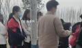 高中女生校门口统一剪发?教体局回应