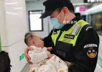辅警巡逻时奶爸突然塞来一个娃 这一幕太暖了