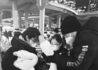 北京多个地铁口有人扫码送大鹅 这是银行在争抢客户