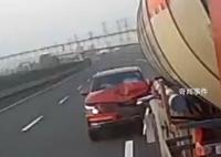 高速醒来车在冒烟无人驾驶 场面十分惊险