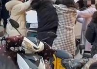 安徽多人打架女子疑被扒裤 原配实在是太不理智了