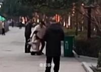 女子飞踹女儿还要扔垃圾桶 警方介入