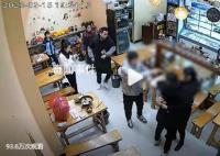 男子进店要钱嫌少骚扰殴打女顾客 后来报了警男子就跑掉了