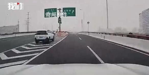 上海中环有车侧翻起火 司机当场死亡