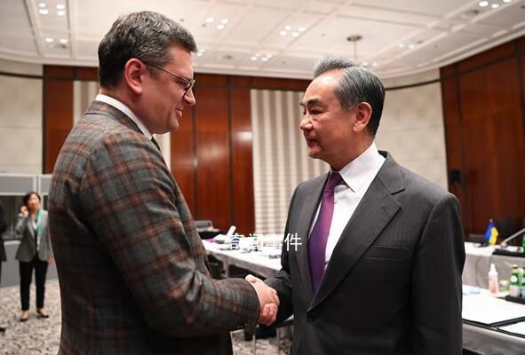 王毅会见乌克兰外长库列巴 希望两国关系继续稳定发展