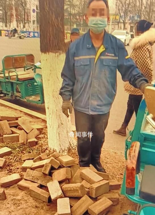 网曝多名老人撬走人行道地砖 目前已经派人在事发路段巡逻