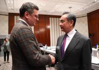 王毅会见乌克兰外长库列巴 希望两国关系继续稳定发展