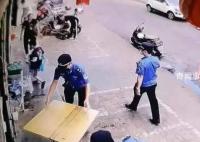 白岩松评城管收走孩子作业桌 该撤的是不文明执法