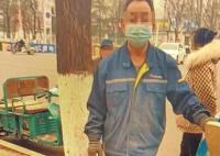 网曝多名老人撬走人行道地砖 目前已经派人在事发路段巡逻