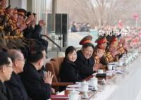 金正恩和女儿观看体育比赛 包括足球和拔河比赛